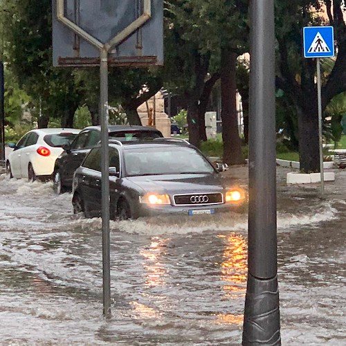 Bomba d’acqua in Costa d’Amalfi: strade allagate a Maiori e Minori /FOTO