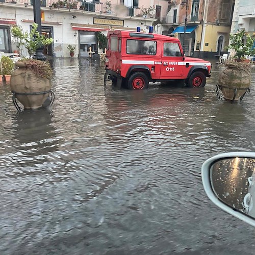 Bomba d’acqua in Costa d’Amalfi: strade allagate a Maiori e Minori /FOTO