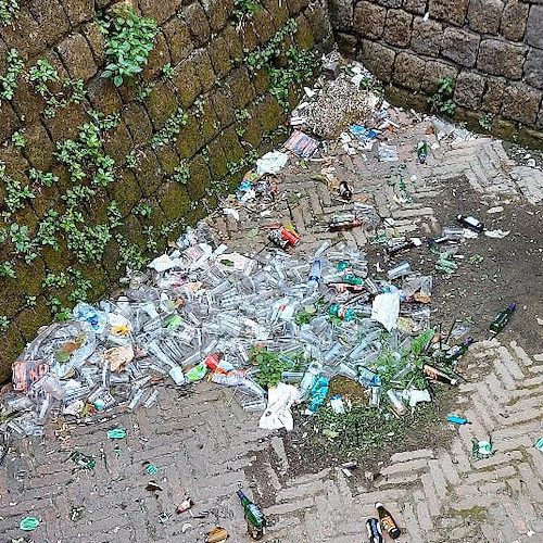 Boom di turisti a Napoli tra Pasqua e Pasquetta, ma è polemica per il degrado a Piazza Bellini