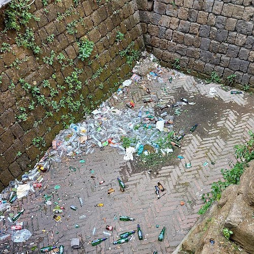 Boom di turisti a Napoli tra Pasqua e Pasquetta, ma è polemica per il degrado a Piazza Bellini
