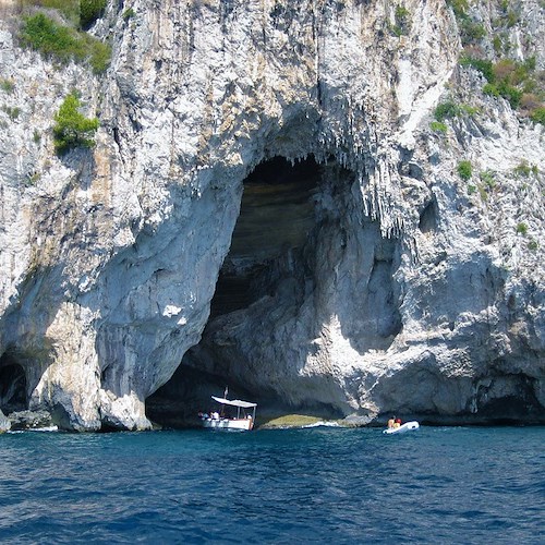 Boom di visite alla Grotta Azzurra di Capri nel giorno della sua riapertura