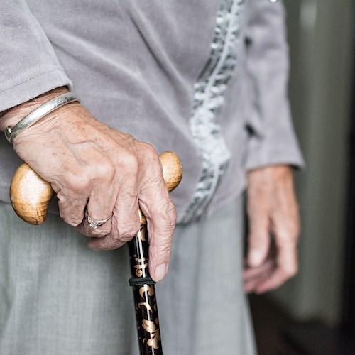 Botte tra due anziane in casa di riposo a Casalmaggiore: litigavano su chi fosse più elegante