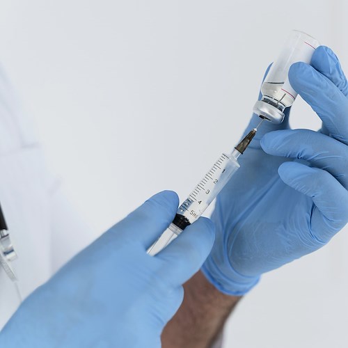 Braccio di silicone alla vaccinazione: è un dentista l'uomo che ha tentato di ingannare i sanitari di Biella 