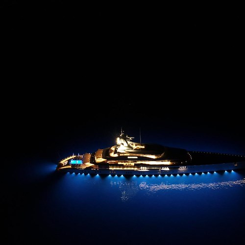 "Bravo Eugenia", super yacht da 250 milioni illumina il mare di notte al largo di Positano [FOTO]