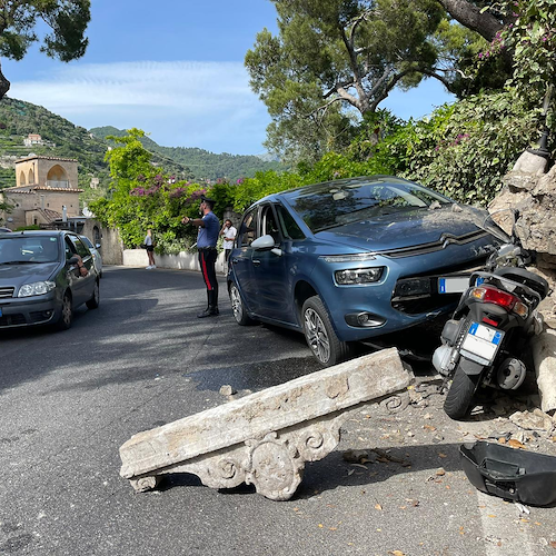 Brutto incidente a Marmorata, auto si schianta contro entrata villa / FOTO 