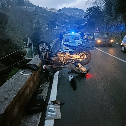 Brutto incidente a Ravello: frontale tra auto e moto, giovani in ospedale [FOTO]