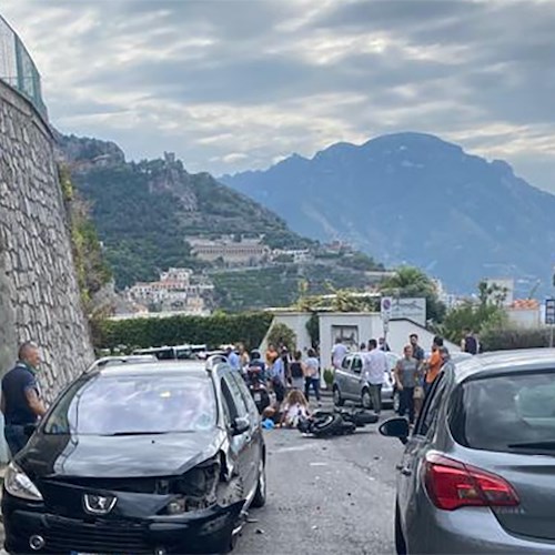 Brutto incidente questa mattina ad Amalfi: motociclista a terra, necessario trasferimento d'emergenza in elicottero /foto