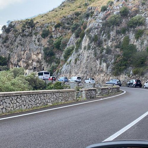 Brutto incidente sulla Statale Amalfitana, moto contro bus SITA /Foto