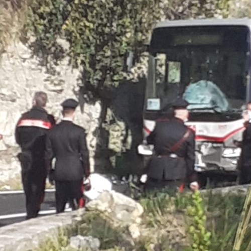 Brutto incidente sulla Statale Amalfitana, moto contro bus SITA /Foto