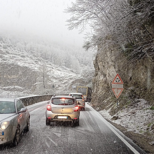 Bufera di neve in zona Tramonti-Chiunzi, procedere con prudenza