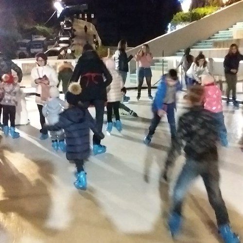 Buona affluenza all’inaugurazione della pista di pattinaggio a Positano /FOTO