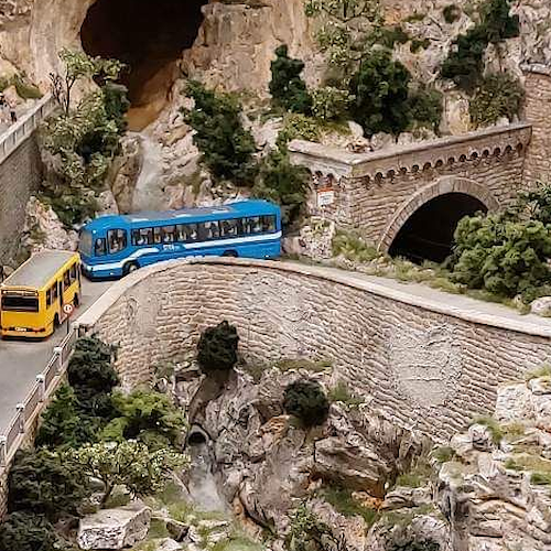 Bus incastrati in Costa d'Amalfi: il "Miniatur Wunderland" di Amburgo omaggia la Divina 