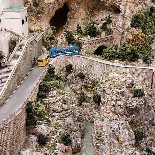 Bus incastrati in Costa d'Amalfi: il "Miniatur Wunderland" di Amburgo omaggia la Divina 