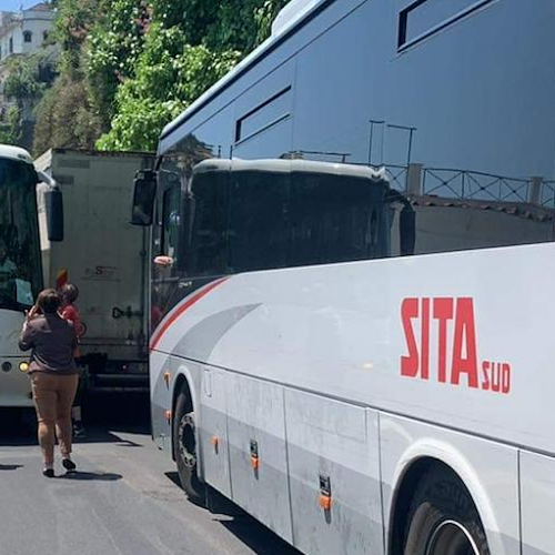Bus incastrati tra Minori e Castiglione, automobilisti bloccati per 2 ore sulla Statale "Amalfitana" / FOTO-VIDEO