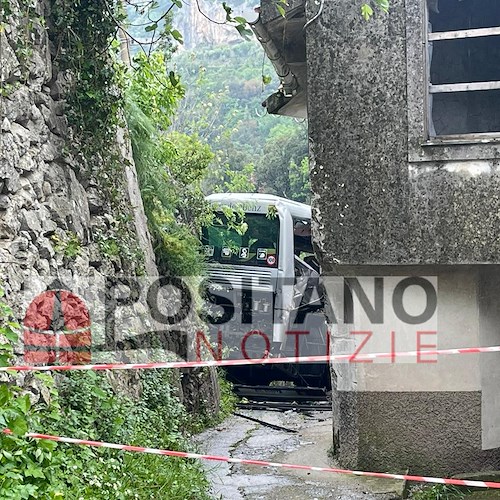 Bus precipitato a Ravello, morto giovane autista. Sindaco Vuilleumier: «Tragedia che colpisce Agerola e la Costa d'Amalfi»