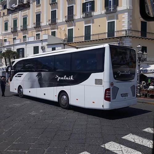 Bus turistico fuori misura sanzionato ad Amalfi: il post denuncia di Alfonso Minutolo