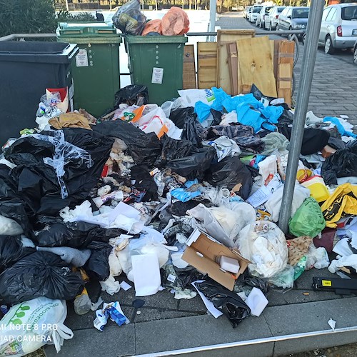 Buste dei rifiuti aperte e saccheggiate, la denuncia della Fiadel: «A Salerno un piano straordinario di controlli»
