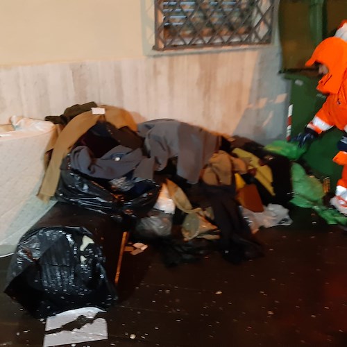 Buste dei rifiuti aperte e saccheggiate, la denuncia della Fiadel: «A Salerno un piano straordinario di controlli»