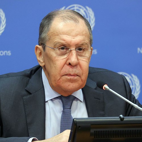Cadaveri a Bucha, ministro Lavrov nega la strage: «Messinscena dell'Ucraina»
