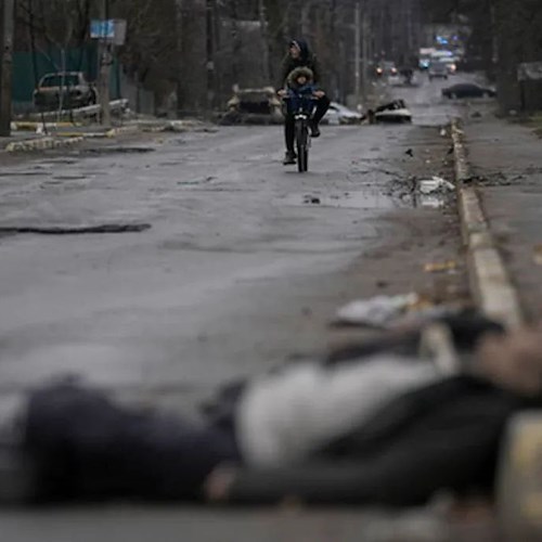 Cadaveri a Bucha, ministro Lavrov nega la strage: «Messinscena dell'Ucraina»