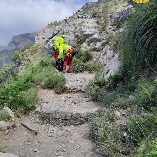 Cade e si procura grave ferita sul Sentiero degli Dei, donna soccorsa in elicottero 