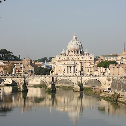 Cade nel Tevere ma non può chiamare aiuto, ragazza sordomuta salvata dalla polizia