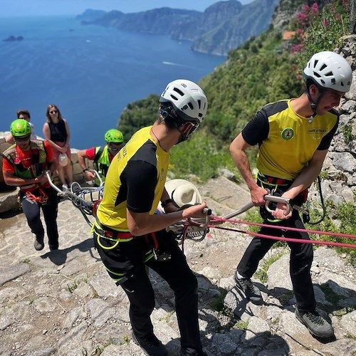 Cade sul Sentiero degli Dei e si infortuna all'arto inferiore sinistro: soccorsa escursionista straniera 