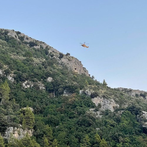 Cade sul Sentiero degli dei, soccorso in elicottero dal 118 e dal Soccorso Alpino e Speleologico della Campania 