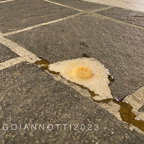 Caldo record a Benevento: sul suolo rovente appare un uovo cotto. La foto fa il giro dei social 