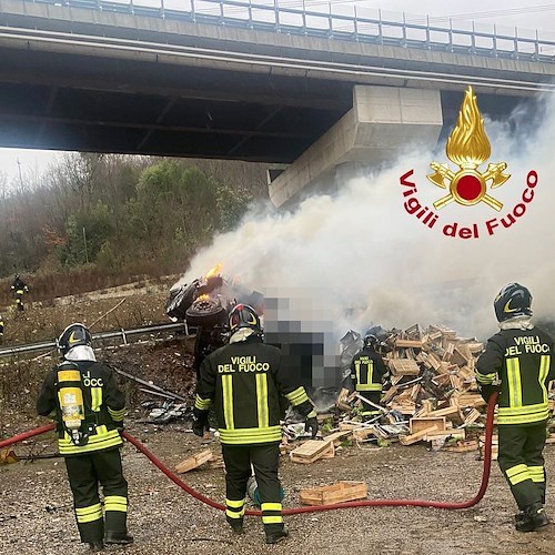 Calenzano, tir precipita dal viadotto sull'A1: morto il conducente