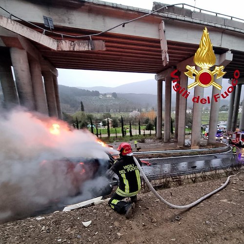 Calenzano, tir precipita dal viadotto sull'A1: morto il conducente