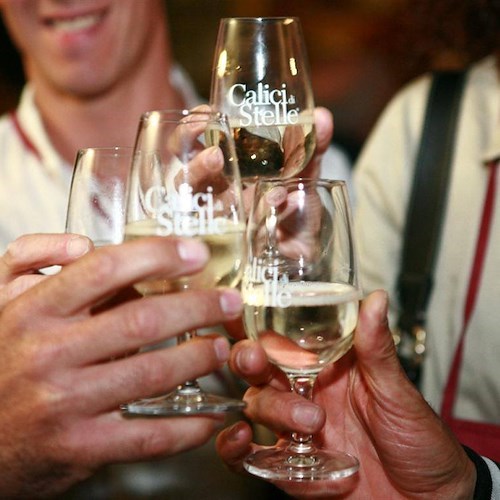 "Calici di Stelle" torna a Tramonti: 10 agosto un'esperienza itinerante tra vino ed eccellenze gastronomiche