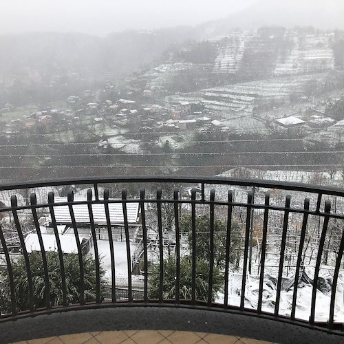 Calo temperature in Costa d'Amalfi, neve sulle frazioni alte di Tramonti. Protezione civile proroga allerta meteo /FOTO