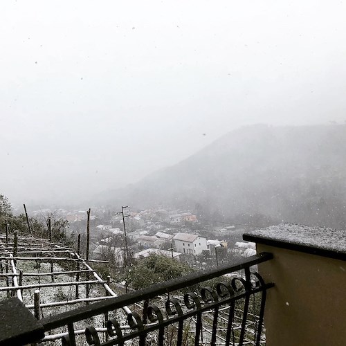 Calo temperature in Costa d'Amalfi, neve sulle frazioni alte di Tramonti. Protezione civile proroga allerta meteo /FOTO