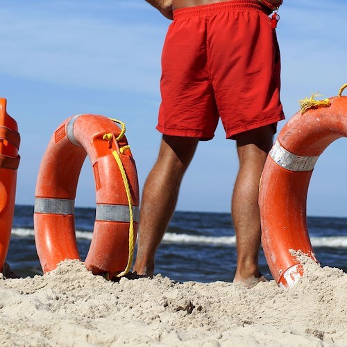Camerota, bagnino 19enne invita bagnanti a non tuffarsi per il mare agitato e viene picchiato