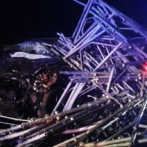 Camion perde carico di impalcature, colpite alcune auto: due morti e diversi feriti nel Reggiano<br />&copy; Vigili del Fuoco