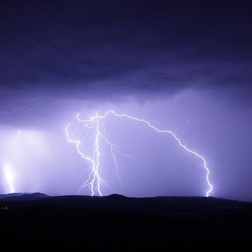 Campania, da mezzanotte allerta meteo per temporali e raffiche di vento 