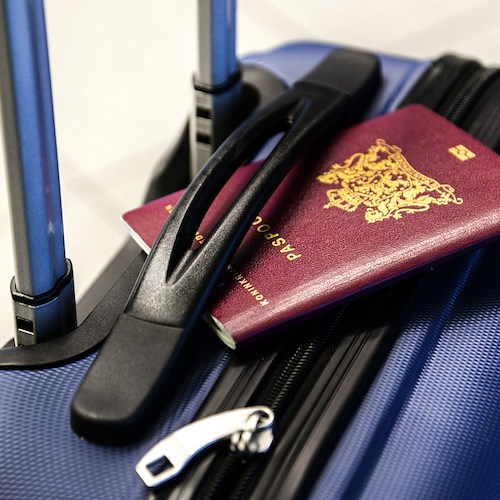 Caos passaporti, ritardi fanno saltare circa 80mila viaggi. Santanchè: «Presto intervento urgente»