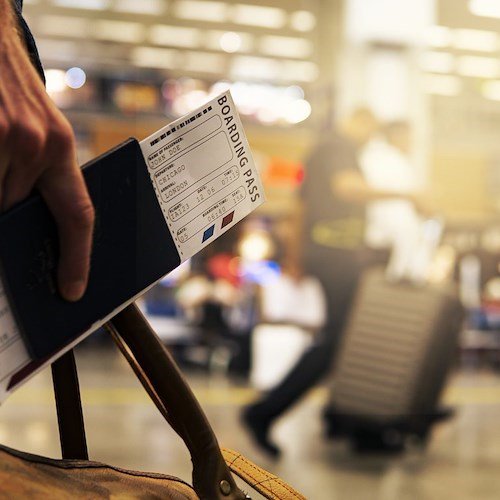 Caos passaporti, ritardi fanno saltare circa 80mila viaggi. Santanchè: «Presto intervento urgente»
