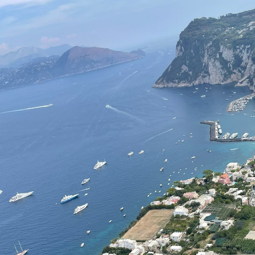 Capri, 62enne accusa malore e rischia di annegare: salvato da un finanziere di Vico Equense e da un cuoco