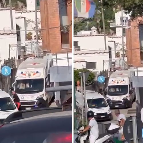Capri, ambulanza bloccata da furgone che scarica merci 