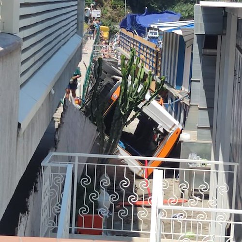Capri: bus di linea sfonda ringhiera e cade su lido. Una vittima e 28 feriti /FOTO