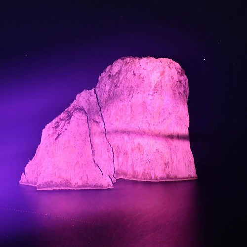 Capri: Faraglioni in rosa per lotta contro tumore al seno