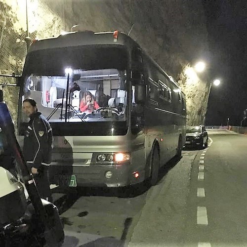 Caravan "contromano" sull'Amalfitana: sanzionato autista coreano [FOTO]