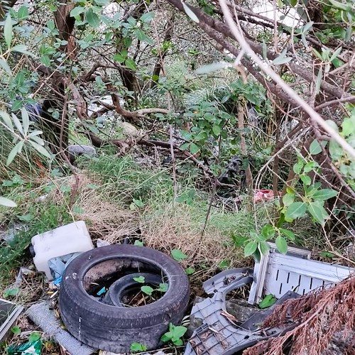 Carcasse di motoveicoli abbandonate in un fondo agricolo, sequestro e denuncia a Praiano