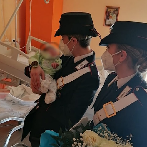 Carugate, donna incinta picchiata dal marito ubriaco: carabinieri la salvano e la aiutano a partorire