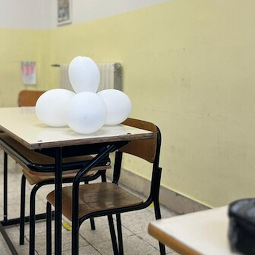 Casamicciola, rientro a scuola dopo la frana: palloncini bianchi sul banco del piccolo Michele 