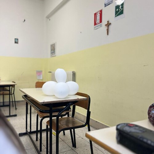 Casamicciola, rientro a scuola dopo la frana: palloncini bianchi sul banco del piccolo Michele 