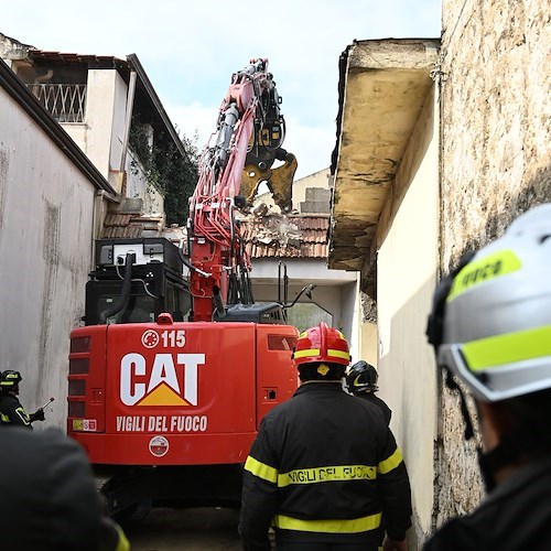 Casapesenna, demolita la casa bunker del boss Zagaria. De Luca: «Un simbolo negativo che cade»