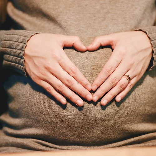 Caserta, crede di avere la cistite ma è incinta di 8 mesi. La storia di Emanuela: «Pensavo di essere in menopausa»